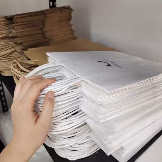 Nuova borsa per la spesa portatile per abbigliamento regalo, borsa di carta in cartone bianco con manico